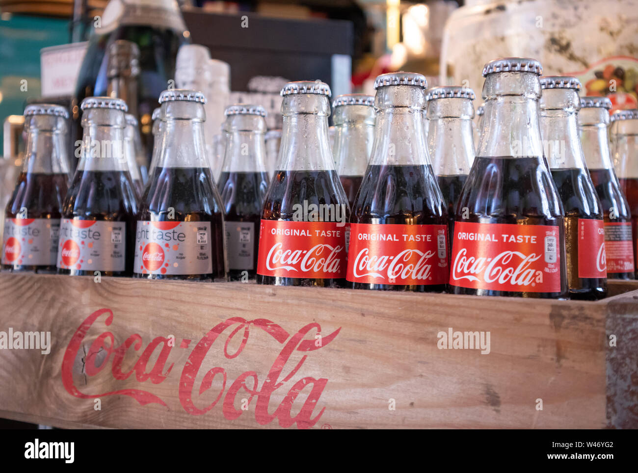 Rotterdam, Niederlande, 27. Juni 2019. Coca Cola Glasflaschen in einer Holzkiste, Rotterdam markthal, Detailansicht Stockfoto