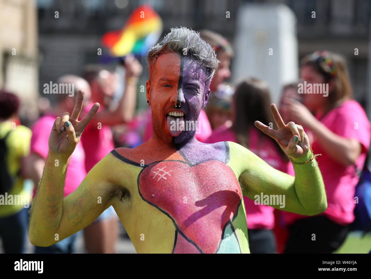 Die LGBT Gemeinschaft Marsch von Kelvingrove Park, George Square, Glasgow city Mark 50 Jahre Gleichstellung von Lesben, Schwulen, Bisexuellen. Stockfoto