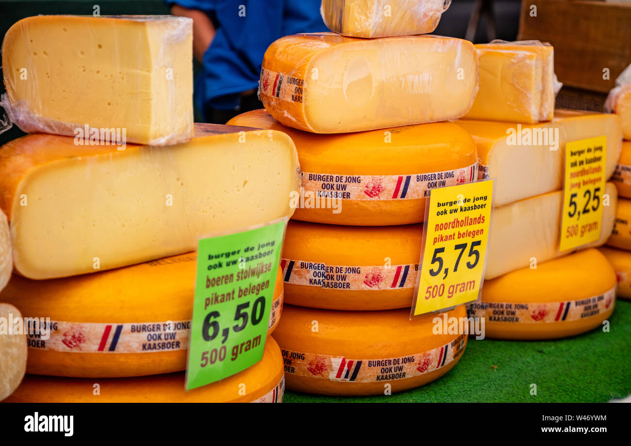 Rotterdam, Niederlande, 29. Juni 2019. Holländischen Käse, ganze runde Räder und Preisschilder, Rotterdam markthal, Stockfoto