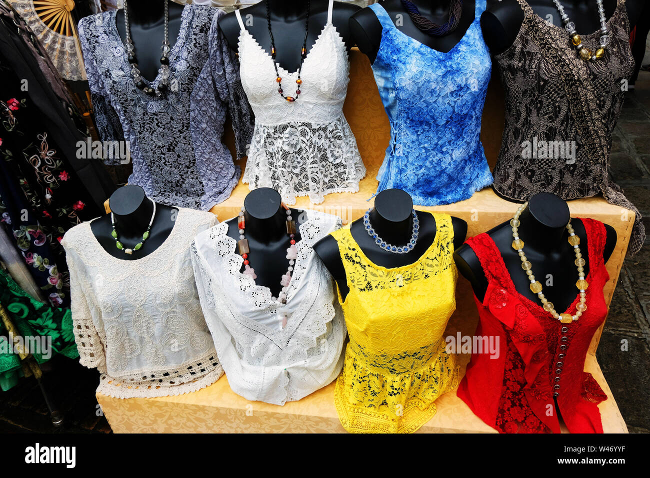 Spitze Frauen Kleidung auf einen Stall in Burano. Italien Stockfoto