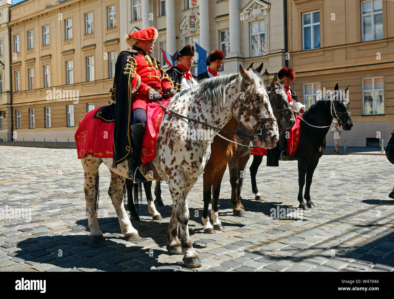 Krawatte Regiments Spalier, Kravat, Männer, Reiten, Kroatische Uniformen, das Parlamentsgebäude, Markusplatz, zeremonielle, Zagreb, Kroatien; Sommer; ho Stockfoto