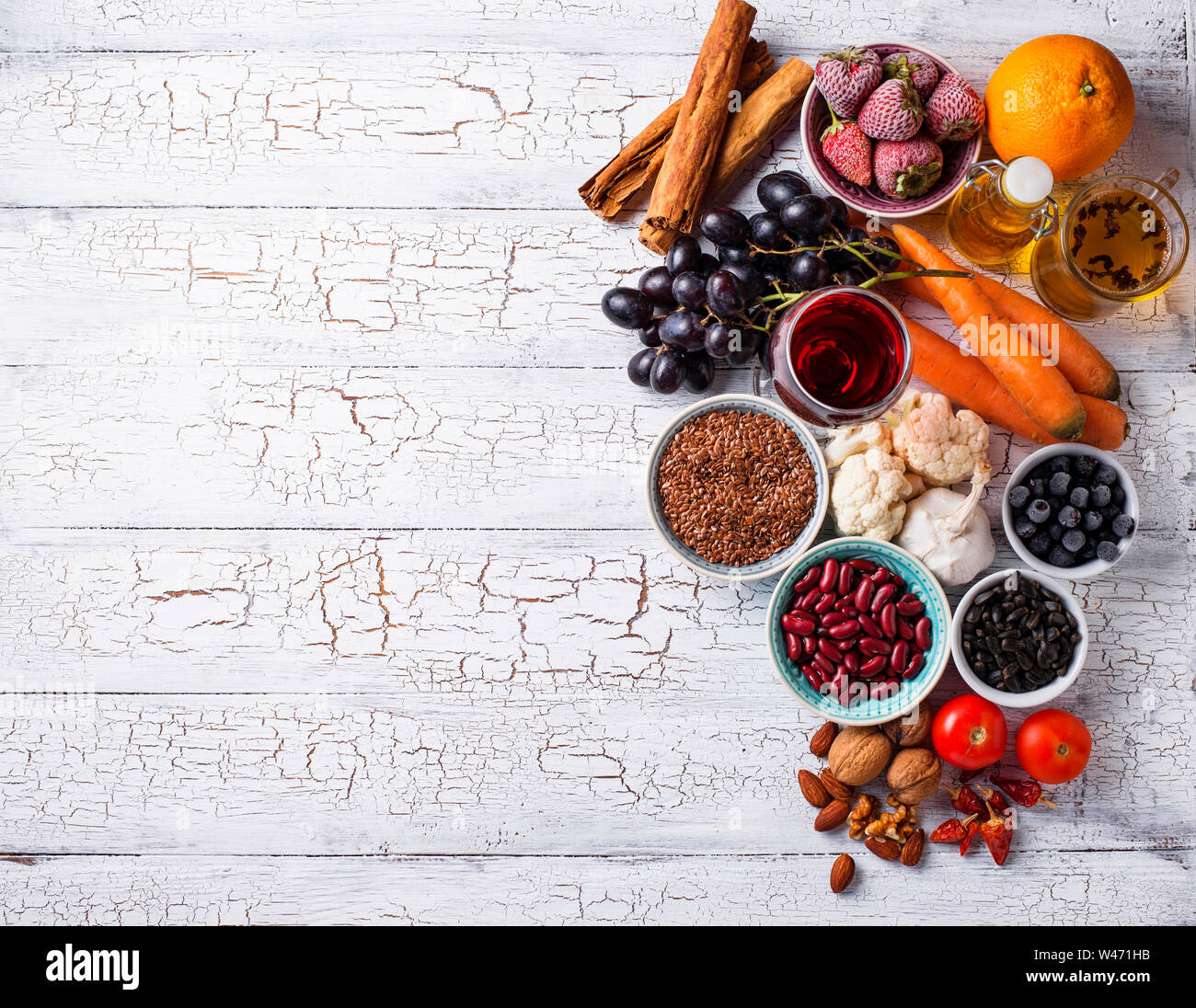Krebs Produkte. Nahrung für gesundes Leben. Obst, Gemüse, Bohnen, Grüner Tee und Rotwein Stockfoto