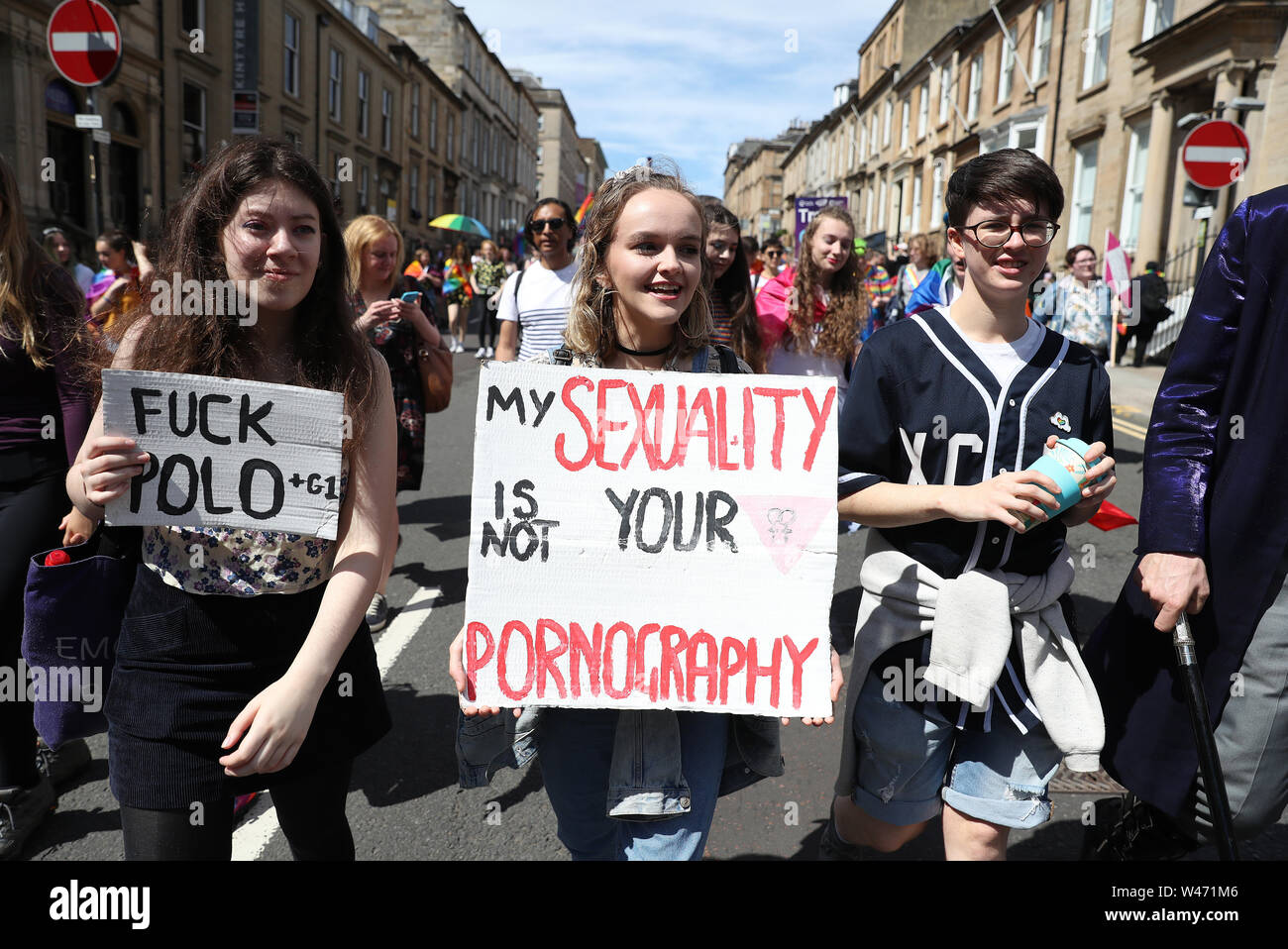 Die LGBT Gemeinschaft Marsch von Kelvingrove Park, George Square, Glasgow city Mark 50 Jahre Gleichstellung von Lesben, Schwulen, Bisexuellen. Stockfoto