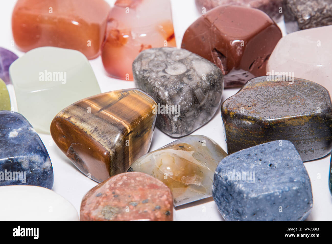 Sammlung von vielen Arten von geschliffenen Edelsteinen mit Ursprung aus allen Kontinenten Stockfoto