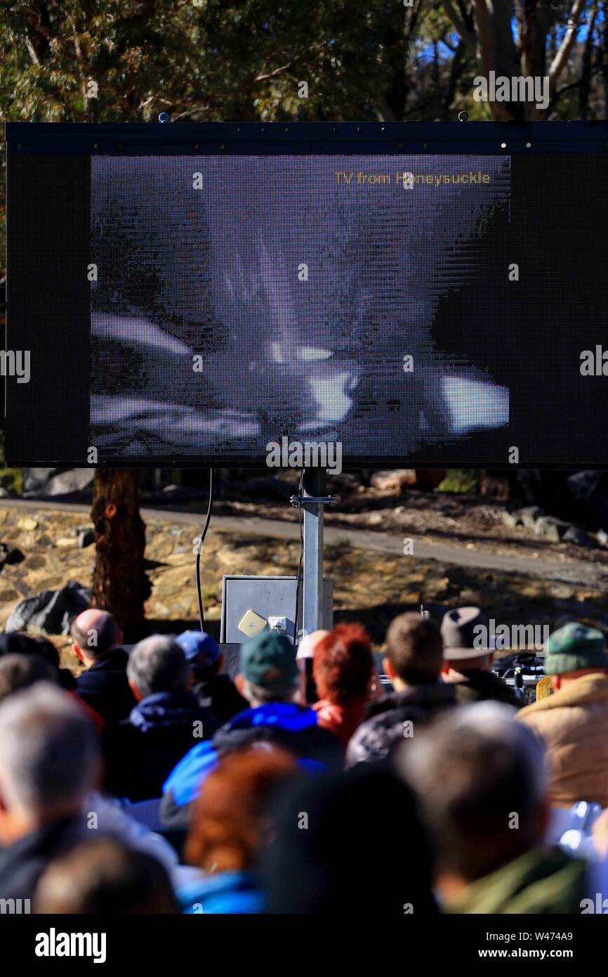 (190720) - Canberra, 20. Juli 2019 (Xinhua) - die Teilnehmer beobachten den ursprünglichen Geißblatt Filmmaterial von Neil Armstrong auf dem Mond bei Honeysuckle Creek Tracking Station in Canberra, Australien am 20. Juli 2019. Samstag markiert den 50. Jahrestag der Mondlandung durch Menschen. Vor fünfzig Jahren, bei der Apollo 11 Landung der ersten Menschen auf dem Mond, Honeysuckle Creek war einer der drei wichtigsten tracking Stationen, die Live-übertragung der Veranstaltung möglich, den Empfang und die Übertragung von Bild und Ton von Neil Armstrong, als er auf der Oberfläche des Mondes trat. Gehen mit 'Feature: 50 Ihr sollt Stockfoto