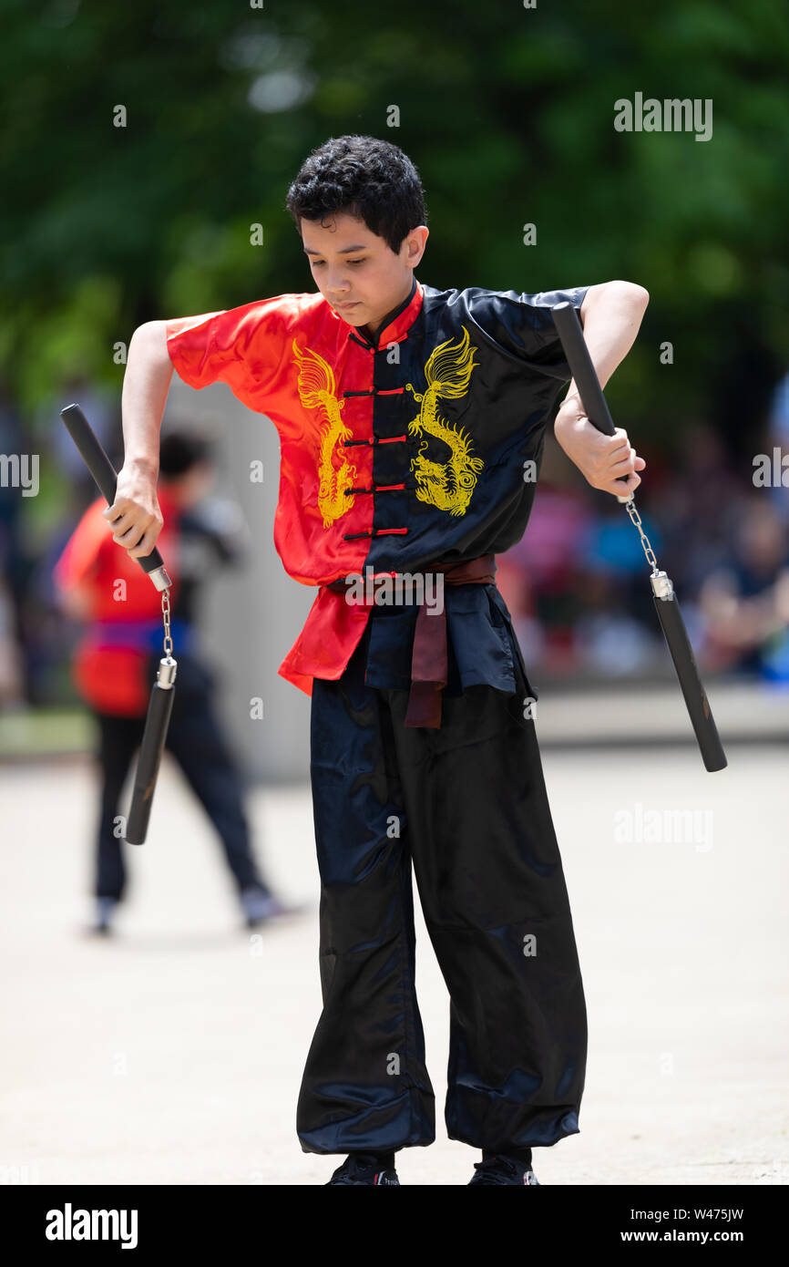 Columbus, Ohio, USA - 26. Mai 2019: Columbus asiatischen Festival, Franklin Park, Junge mit Nunchakus, das Tragen der traditionellen Kleidung Stockfoto