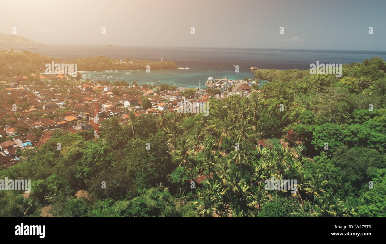 Antenne Drone Flug über Sonnenuntergang Jungle Village. Ocean Bay, Häuser, Hafen, Port, Pier. Reisen Tourismus Konzept. Schöne Natur Landschaft. Tropische Insel Bali, Indonesien Stockfoto