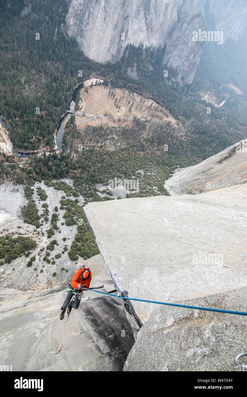 Ein Aufsteiger steigt ein Seil hoch oben am El Capitan Stockfoto
