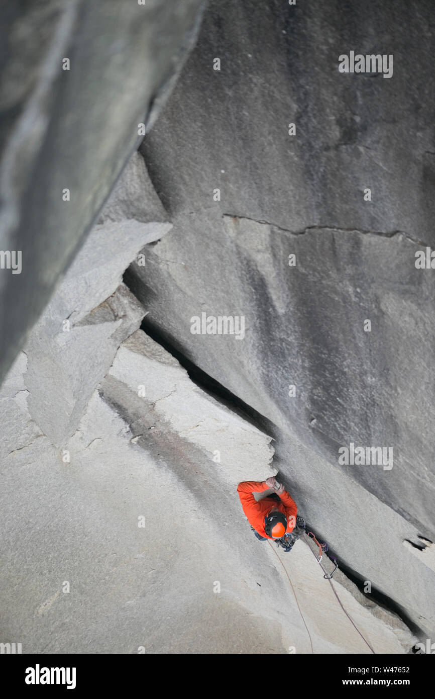 Ein Aufsteiger steigt ein eindrucksvoller gezackten Flake hoch oben am El Cap Stockfoto