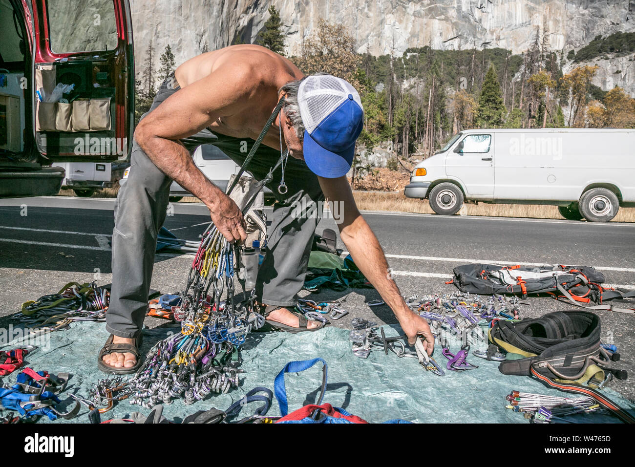 Ein shirtless Kletterer möglichen Gang vor einer Besteigung des El Capitan Stockfoto