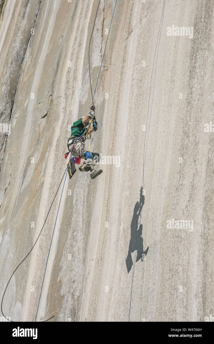 Adaptive Kletterer Wayne Willoughby Hochziehen am El Capitan Stockfoto
