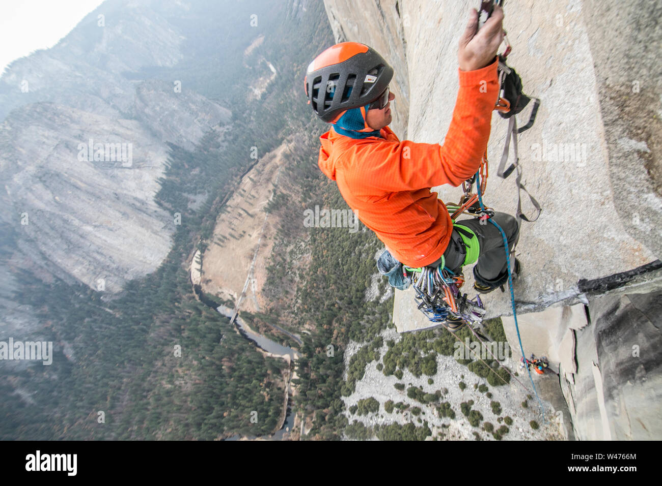 Ein Aufsteiger steigt ein Seil hoch oben am El Capitan Stockfoto