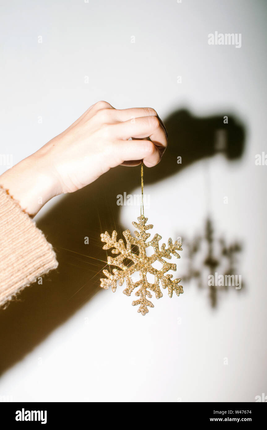 Anonyme Hand dekorative Christmas Star Stockfoto