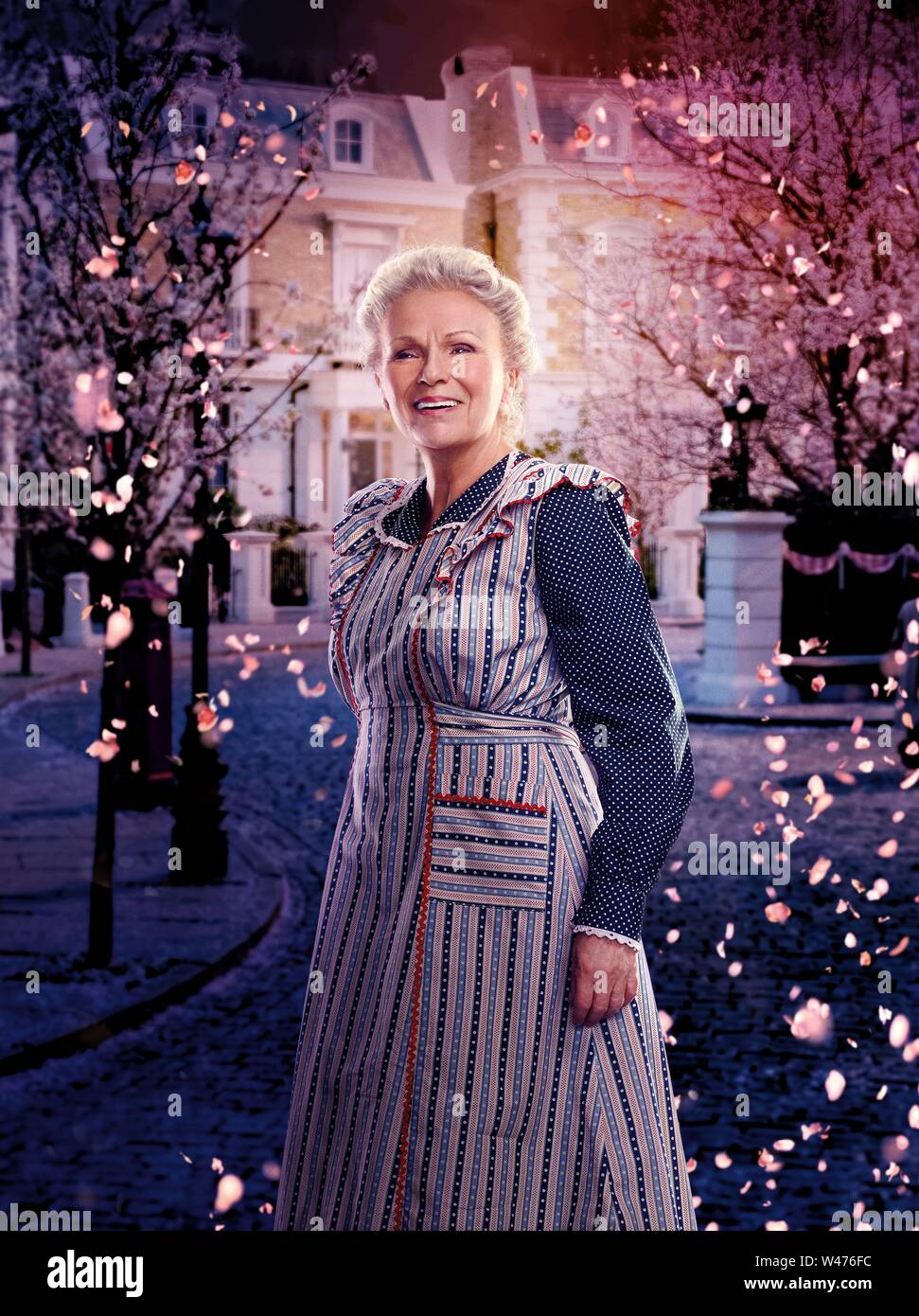 JULIE WALTERS in MARY POPPINS (2018), Regie: Rob Marshall. Credit: LUCAMAR PRODUKTIONEN/MARC PLATT PRODUKTIONEN/WALT DISNEY/Album Stockfoto