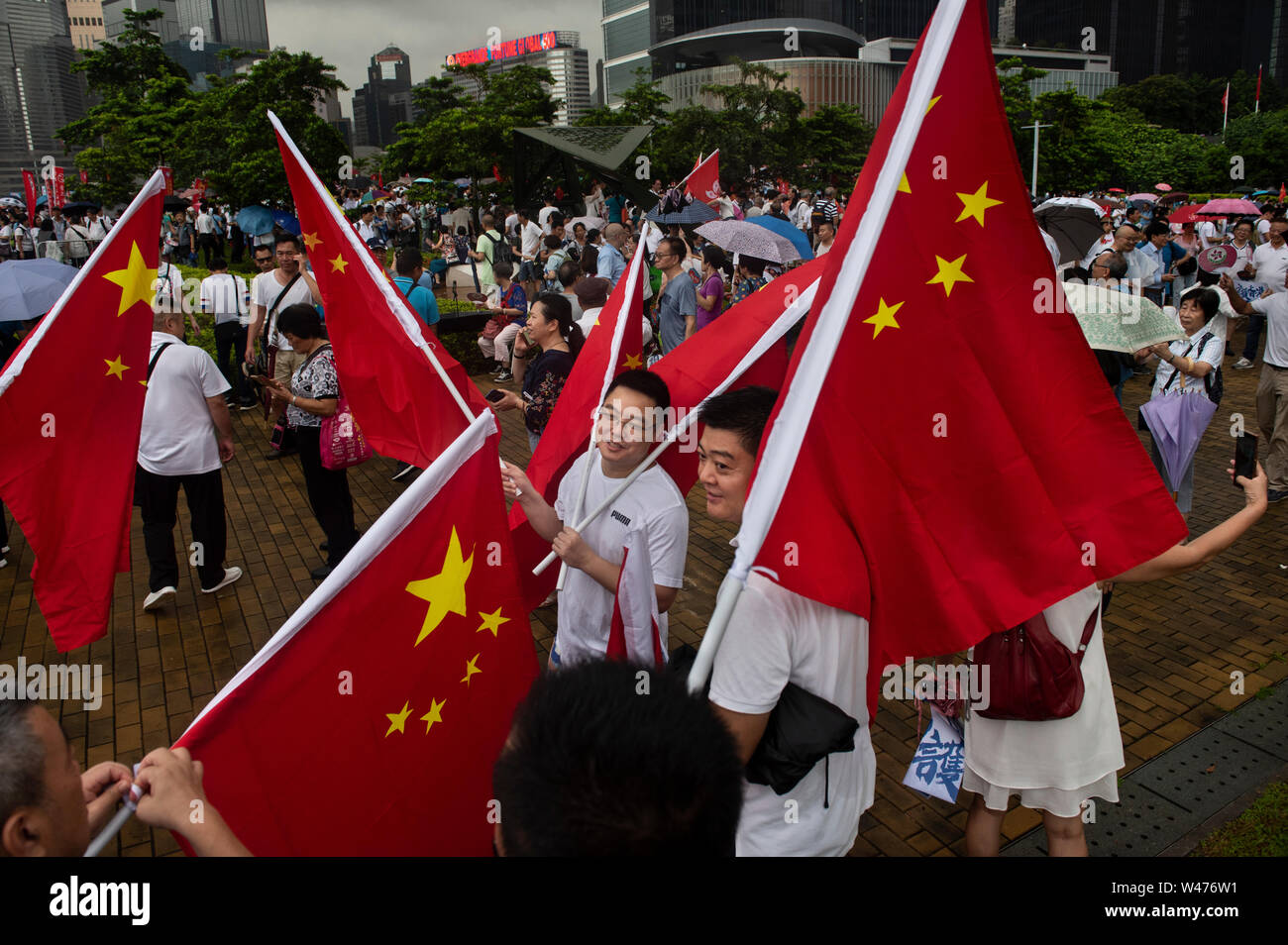 Pro-China Unterstützer halten chinesischen Nationalflagge während einer Kundgebung zur Unterstützung der Regierung und der Polizei in Hong Kong. Tausende Pro Peking Anhänger sammelte, in der Nähe der Sitz der Regierung in Hongkong im Namen des Schutzes der Hong Kong und die Unterstützung der Polizei, Maßnahmen zu ergreifen, um die Proteste gegen die Regierung in Hongkong zu stoppen. Seit Anfang Juni gibt es wöchentliche anti Regierung Proteste in Hongkong fordern die Regierung auf, die umstrittene Auslieferung Bill zum Rücktritt. Stockfoto