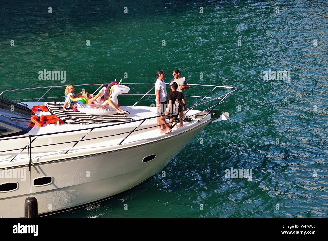 Chicago, Illinois, USA. Ein Luxus Handwerk nach oben ziehen, um die Chicago Riverwalk, ein Wasser- und Gehweg entlang der South Bank auf den Chicago River. Stockfoto