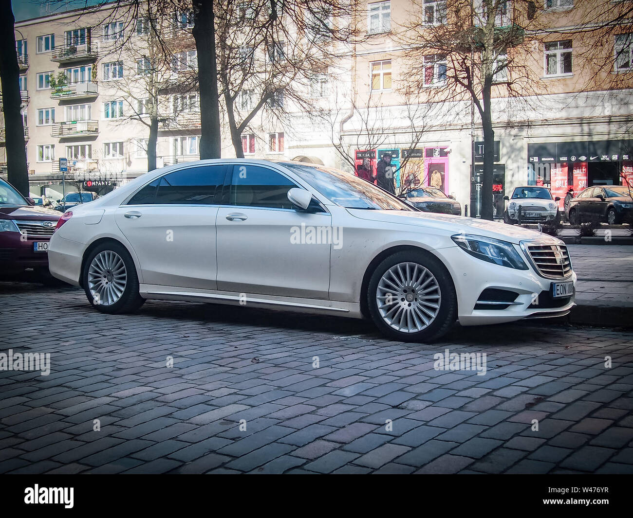 VILNIUS, LITAUEN - 25. FEBRUAR 2017: Mercedes-Benz S-Klasse (W 222) auf den Straßen der Stadt Stockfoto