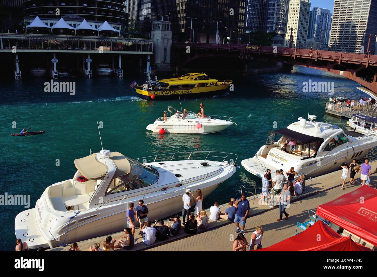 Chicago, Illinois, USA. Die Chicago Riverwalk, ein Wasser- und Gehweg entlang der South Bank auf den Chicago River. Stockfoto
