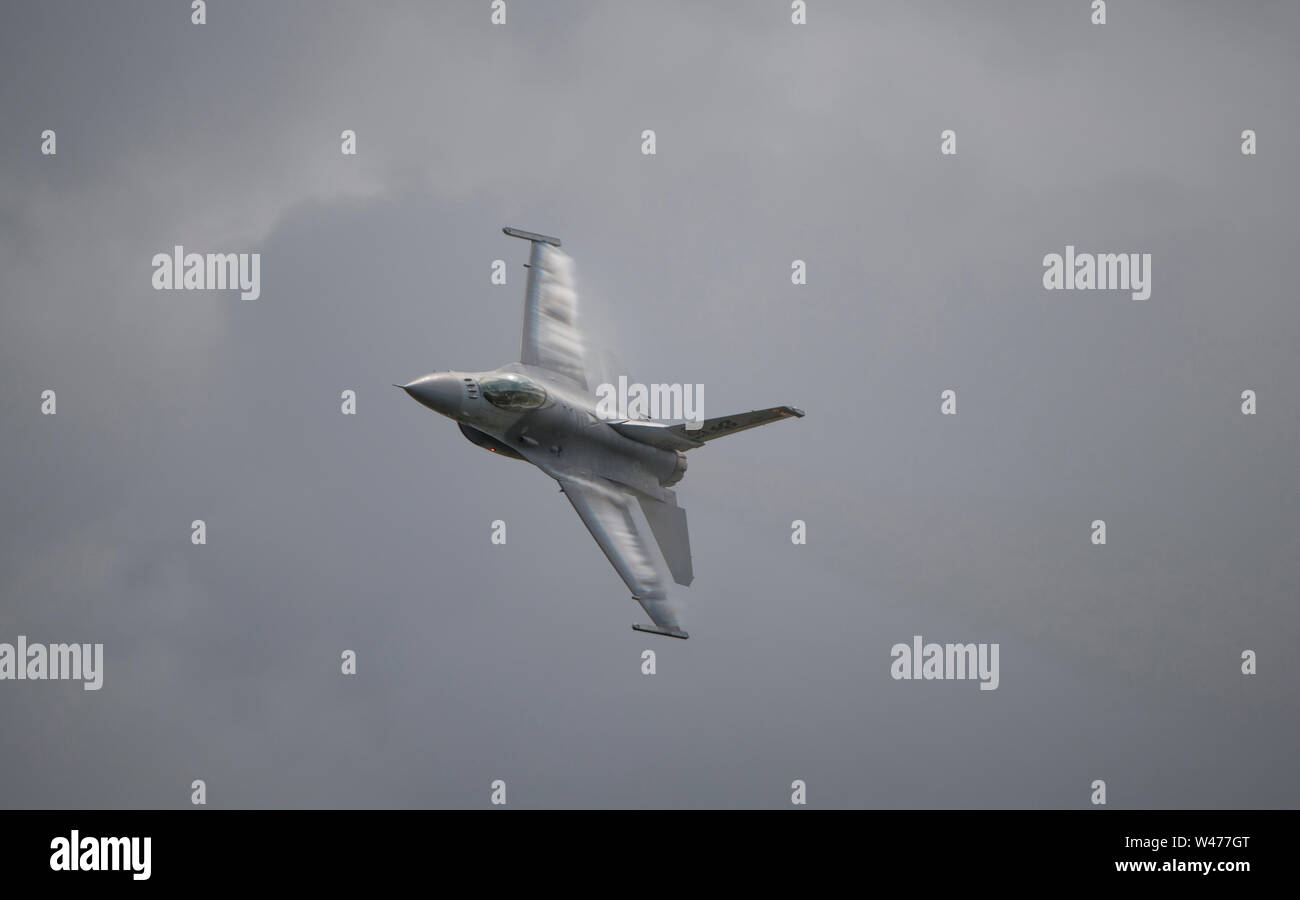 RAF Fairford, Glos, Großbritannien. Juli 2019 20. Tag 2 des Royal International Air Tattoo (RIAT) mit militärischer Flugzeuge aus der ganzen Welt Montage für größte Airshow der Welt mit einem vollen Flying Display bei gutem Wetter. Bild: Hohe Geschwindigkeit zeigt vom 20 Fighter Wing, USAF, F-16 Fighting Falcon der Viper Demonstration Team. Credit: Malcolm Park/Alamy Leben Nachrichten. Stockfoto