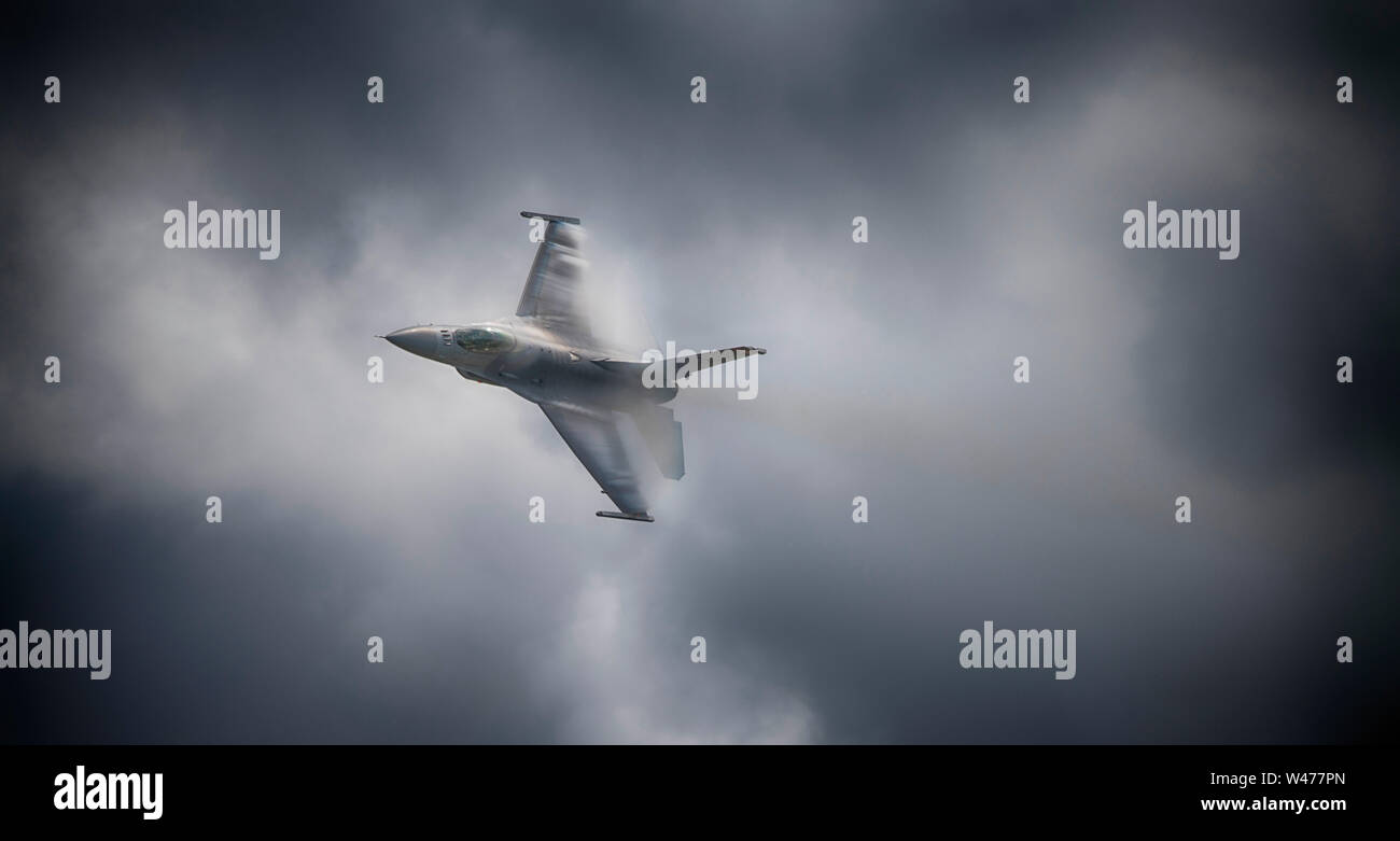 RAF Fairford, Glos, Großbritannien. Juli 2019 20. Tag 2 des Royal International Air Tattoo (RIAT) mit militärischer Flugzeuge aus der ganzen Welt Montage für größte Airshow der Welt mit einem vollen Flying Display bei gutem Wetter. Bild: Hohe Geschwindigkeit zeigt vom 20 Fighter Wing, USAF, F-16 Fighting Falcon der Viper Demonstration Team. Credit: Malcolm Park/Alamy Leben Nachrichten. Stockfoto