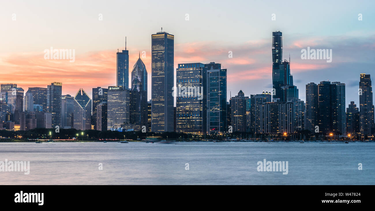 Skyline von Chicago nach Sonnenuntergang, geschossen von Adler Planetarium Stockfoto