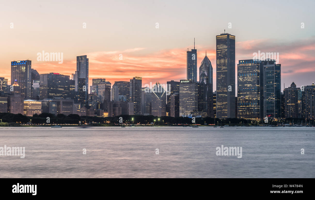 Skyline von Chicago nach Sonnenuntergang, geschossen von Adler Planetarium Stockfoto