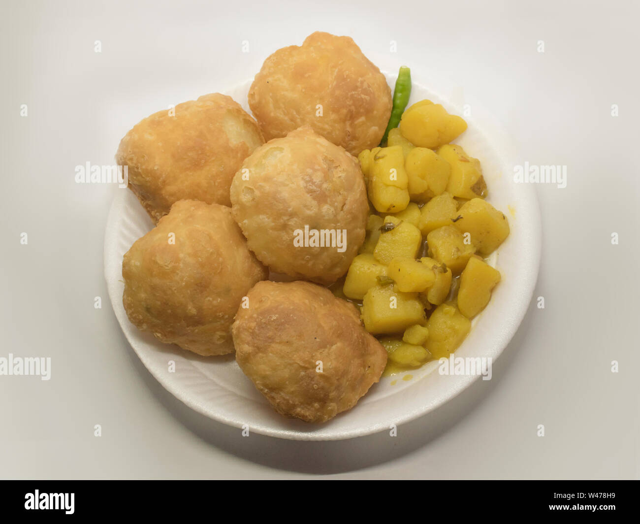 Bengali knusprige Mini oder kochuri kachori (Bengali), das keine Füllung haben aber Wissen für seine scharfe braune Kruste und verschiedene Mini Größe. Es geht Stockfoto