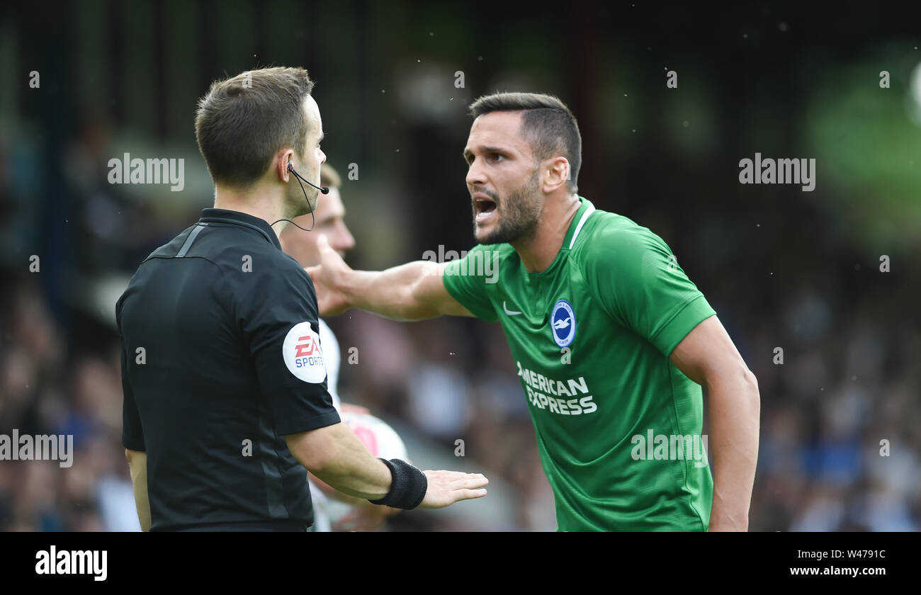 Aldershot UK 20. Juli 2019 - Florin Andone aus Brighton ist unzufrieden mit einer Entscheidung während des Vorsaison-Freundschaftsspiel zwischen Fulham und Brighton und Hove Albion im The Electrical Services Stadium in Aldershot . Credit : Simon Dack / Alamy Live News - Nur Zur Redaktionellen Verwendung Stockfoto