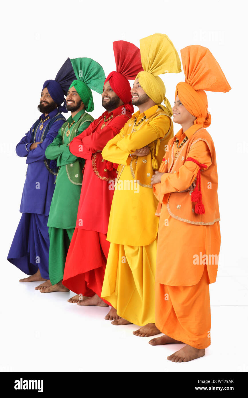 Indische Volkstänzer in einer Reihe Stockfoto
