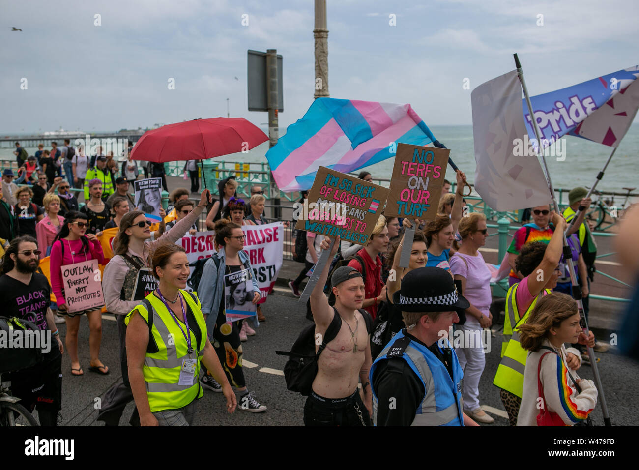 Brighton, Großbritannien, 20. Juli 2019. Hunderte von Menschen marschierten entlang der Strandpromenade zu Brunswick Square, für die 7. jährliche Brighton Trans Stolz. 20. Juli 2019. Party feiern nahm nach dem März Quelle: Matt Duckett/IMAGESLIVE/ZUMA Draht/Alamy Live Nachrichten Platz Stockfoto