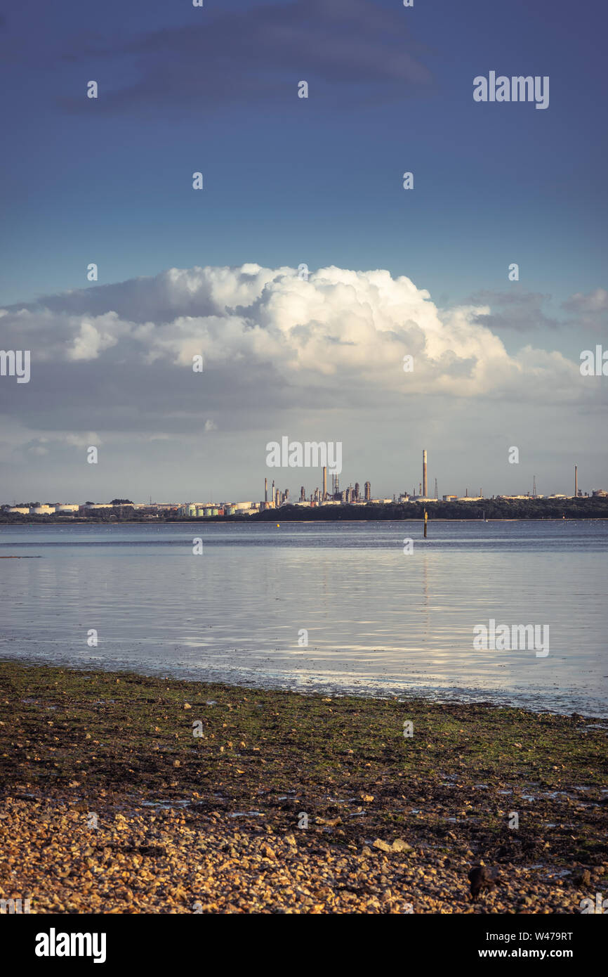 Blick über Southampton Wasser aus Weston Shore Beach - Marine - 2019 Southampton, England, Großbritannien Stockfoto