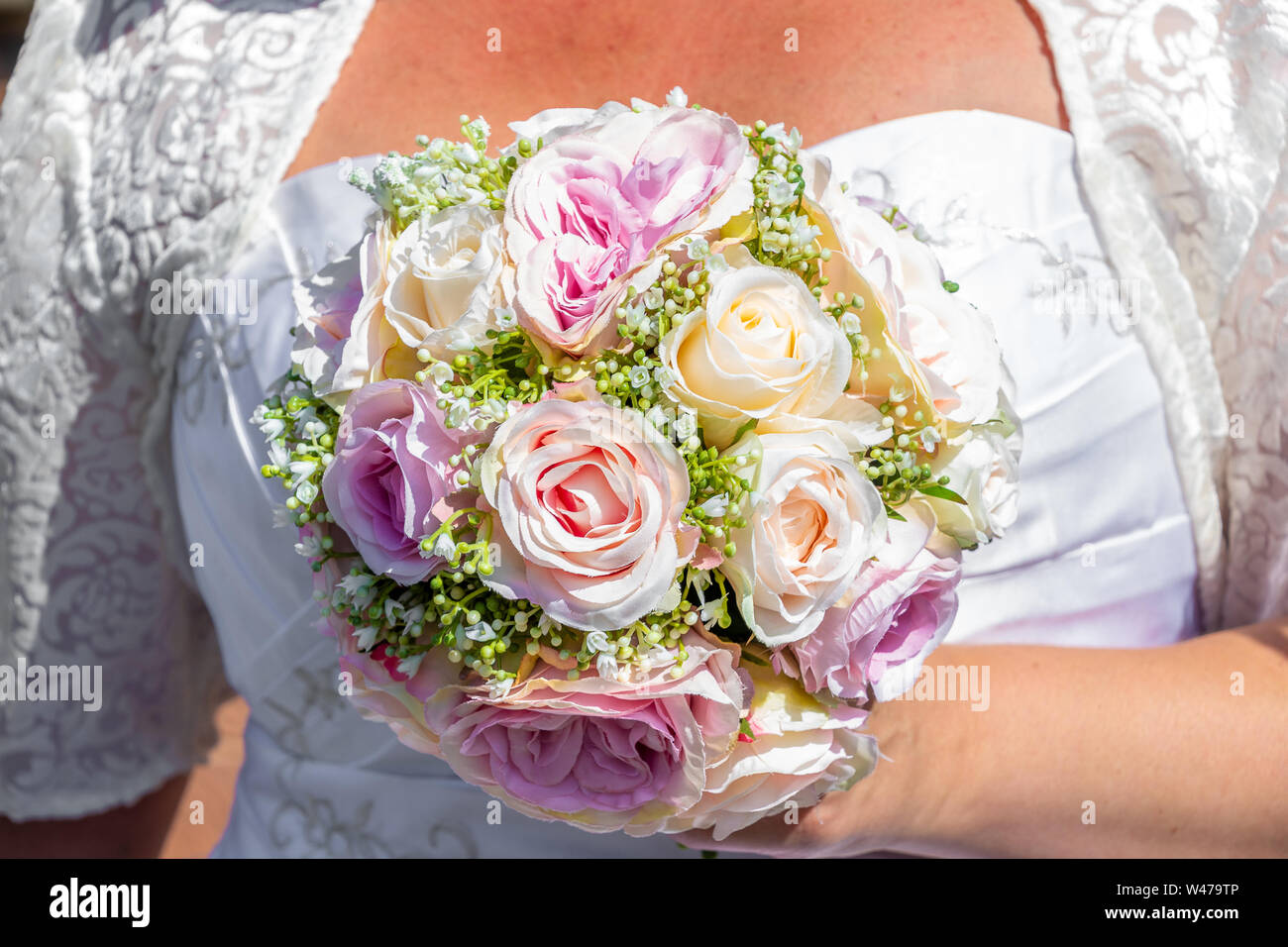 Nahaufnahme einer Braut mit einem Blumenstrauß Stockfoto