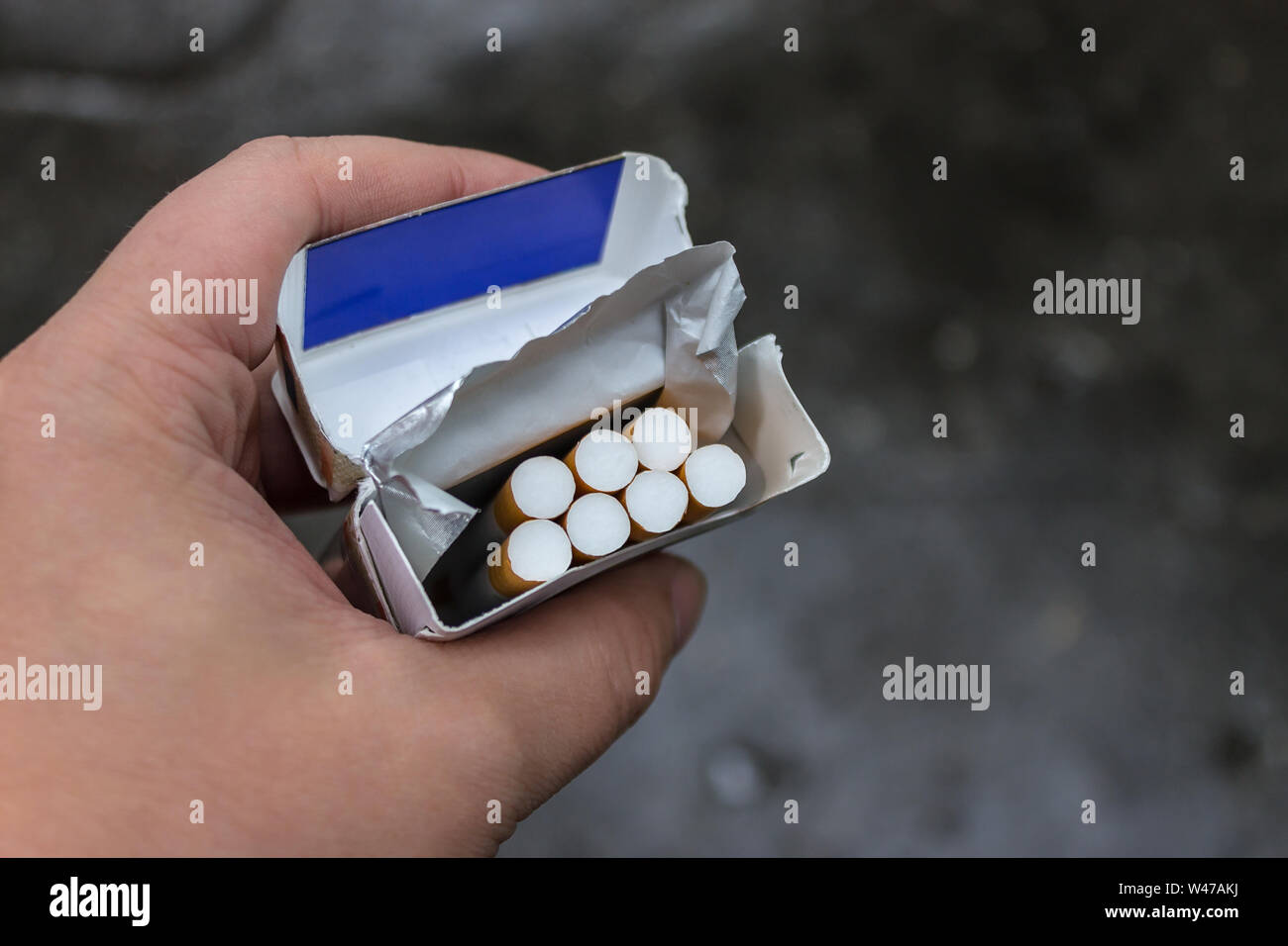Eine Packung Zigaretten in der Hand. Gesundheit Rauchen Stockfoto
