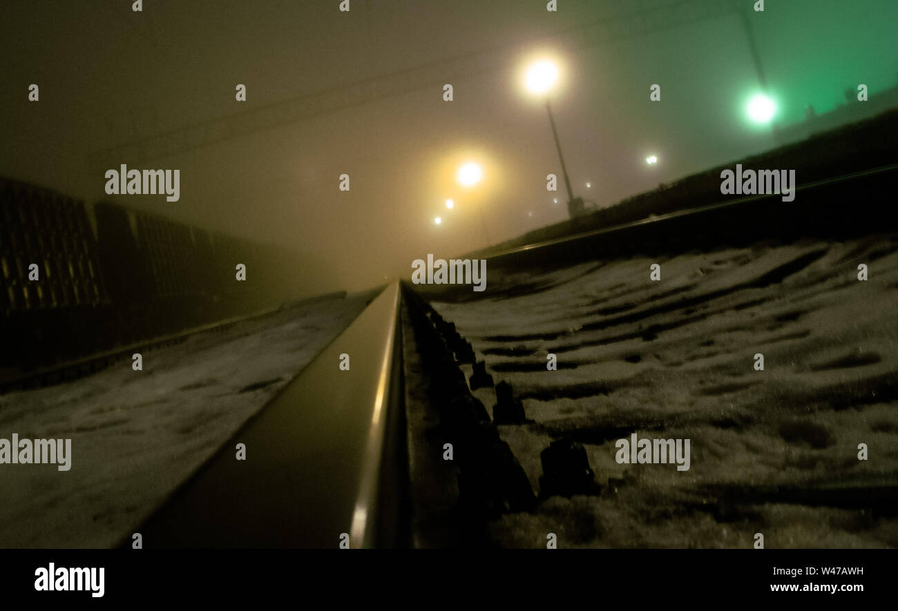 Zug Schienen in der Nacht Stockfoto