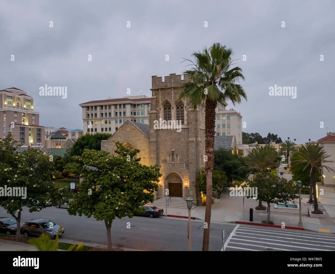 Antenne Nachtansicht der All Saints Episcopal Church in Pasadena, Kalifornien Stockfoto