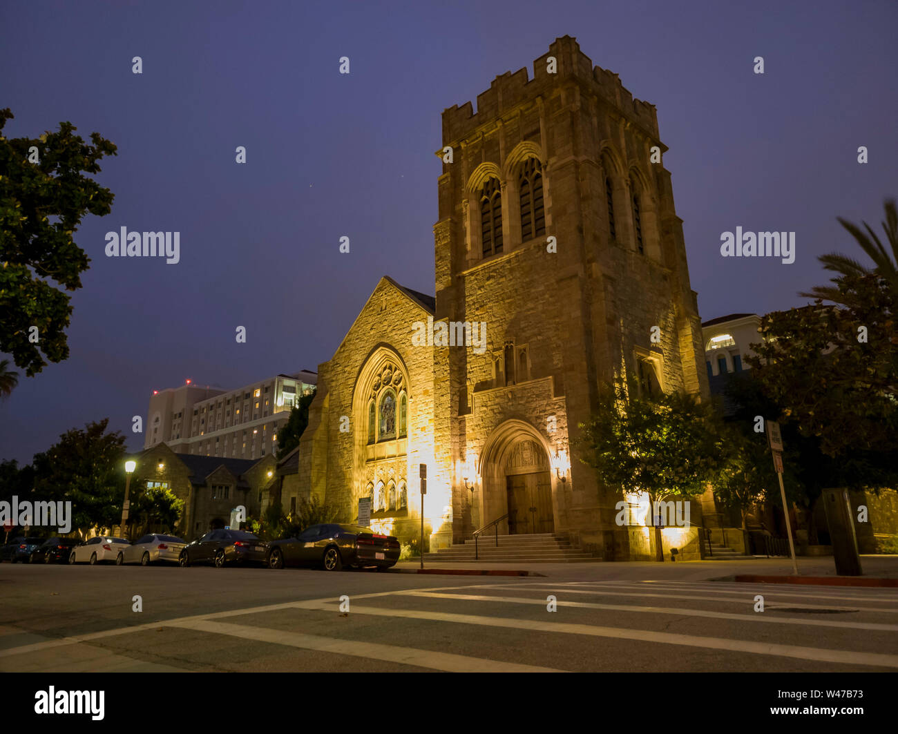 Nachtansicht der All Saints Episcopal Church in Pasadena, Kalifornien Stockfoto