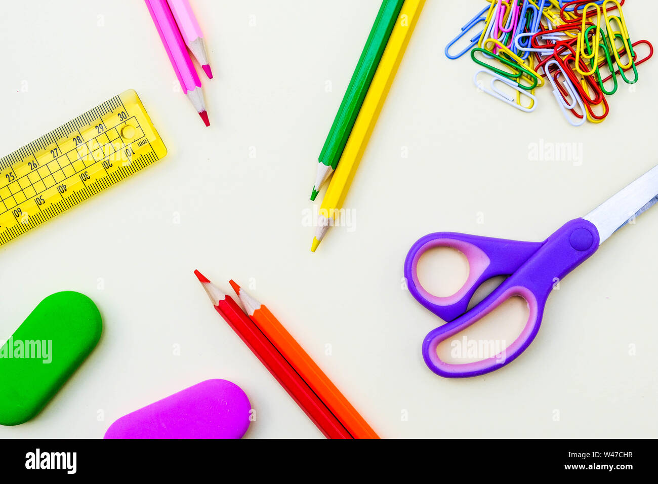 Zurück zu Schule Buntstifte Beläge Schere und Büroklammern Stockfoto