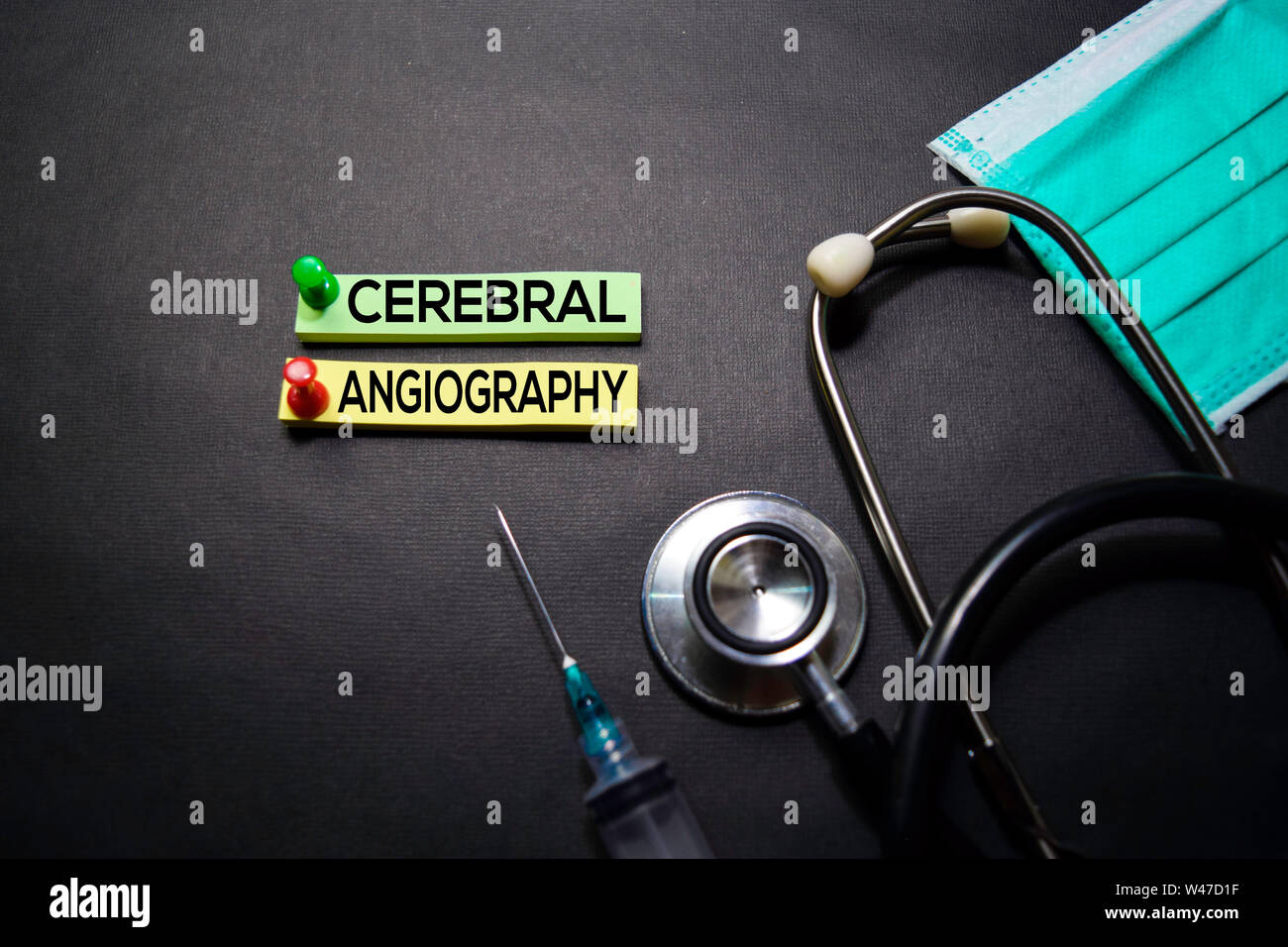 Zerebrale Angiographie Text auf Haftnotizen. Draufsicht auf schwarzem Hintergrund isoliert. Healthcare/Medical Konzept Stockfoto