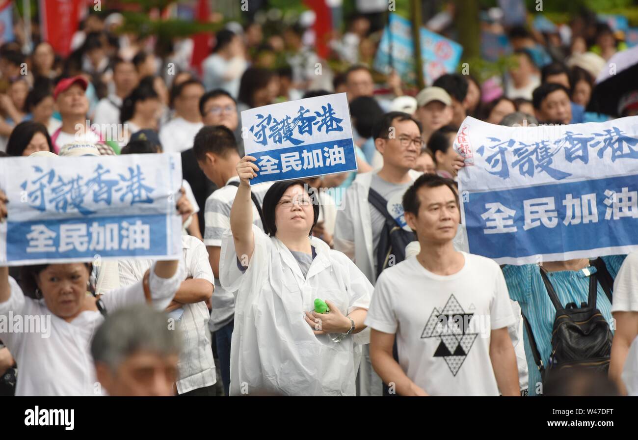 Hong Kong. 20. Juli 2019. Anwohner halten Banner während der "Hongkong" massive Kundgebung an Tamar Park im Süden Chinas Hongkong, 20. Juli 2019. Über 300.000 Menschen besuchten die massive Rallye hier am Samstag der Rechtsstaatlichkeit gleichzeitig gegen die Anwendung von Gewalt zu unterstützen. Credit: Wang Shen/Xinhua/Alamy leben Nachrichten Stockfoto