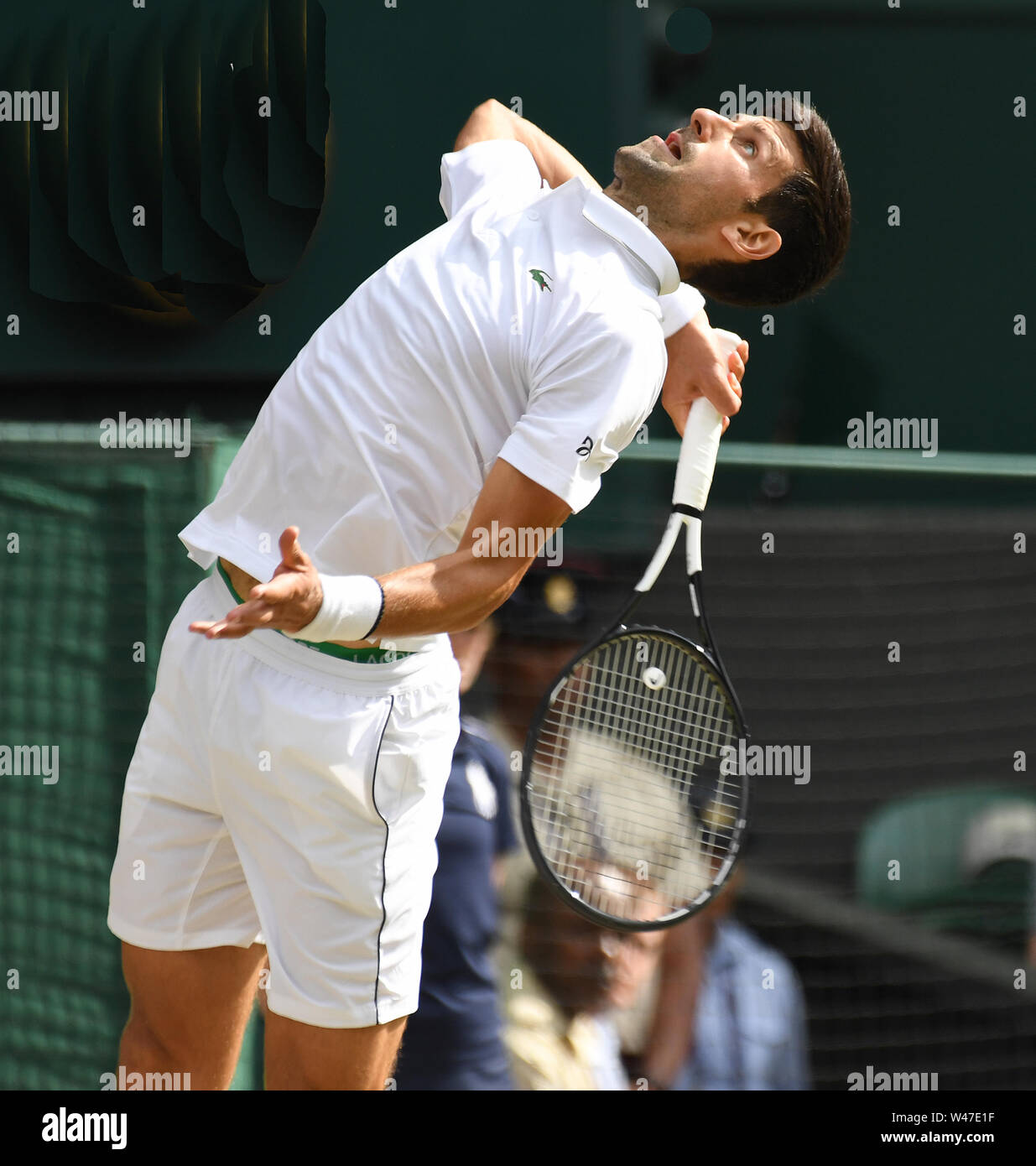 London England vom 14. Juli 2019 Die Meisterschaften in Wimbledon 2019 14072019 Novak Djokovic (SRB) dient auf seiner Weise zum Gewinnen Mens endgültige Foto Roger Park Stockfoto