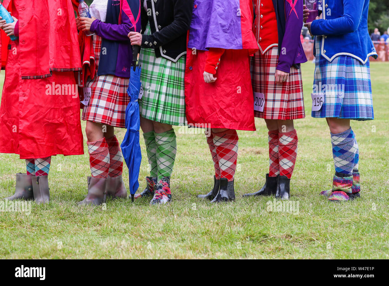 Tomintoul, Schottland. 20. Juli 2019 eines der wichtigsten Highland Games Sammlung begann mit dem traditionellen Umzug der lokalen Pipe Bands durch die Stadt von Tomintoul und bedankte sich bei den Einheimischen an mehreren Haltestellen auf dem Weg, ein dram der lokalen Scotch Whisky zu jedem Mitglied der Bands. Trotz starker Regen, die Spiele weiterhin Unterhaltung auf Tausende von Zuschauern und viele Touristen aus dem Ausland Stockfoto