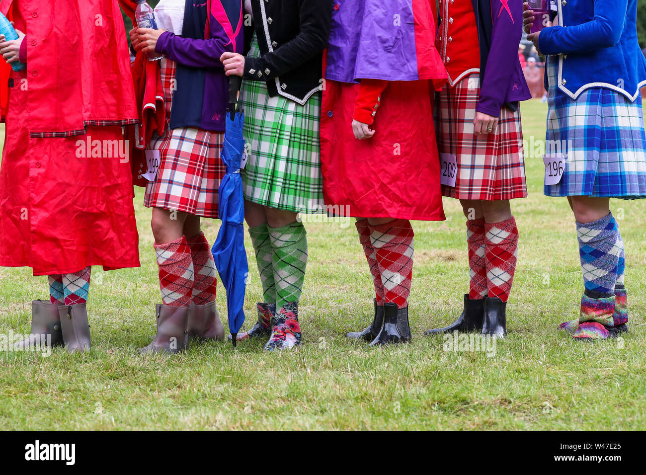 Tomintoul, Schottland. 20. Juli 2019 eines der wichtigsten Highland Games Sammlung begann mit dem traditionellen Umzug der lokalen Pipe Bands durch die Stadt von Tomintoul und bedankte sich bei den Einheimischen an mehreren Haltestellen auf dem Weg, ein dram der lokalen Scotch Whisky zu jedem Mitglied der Bands. Trotz starker Regen, die Spiele weiterhin Unterhaltung auf Tausende von Zuschauern und viele Touristen aus dem Ausland Stockfoto