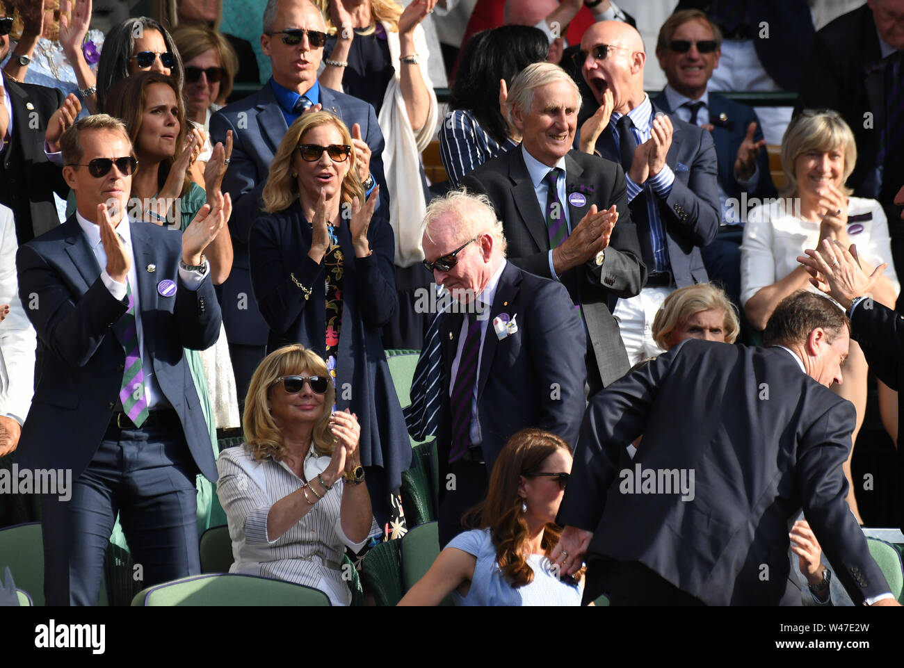 London England vom 14. Juli 2019 Die Meisterschaften in Wimbledon 2019 14072019 Tennis Legende Rod Laver (Australien) ist Beifall, als er in der Königlichen Box ankommt. St Stockfoto