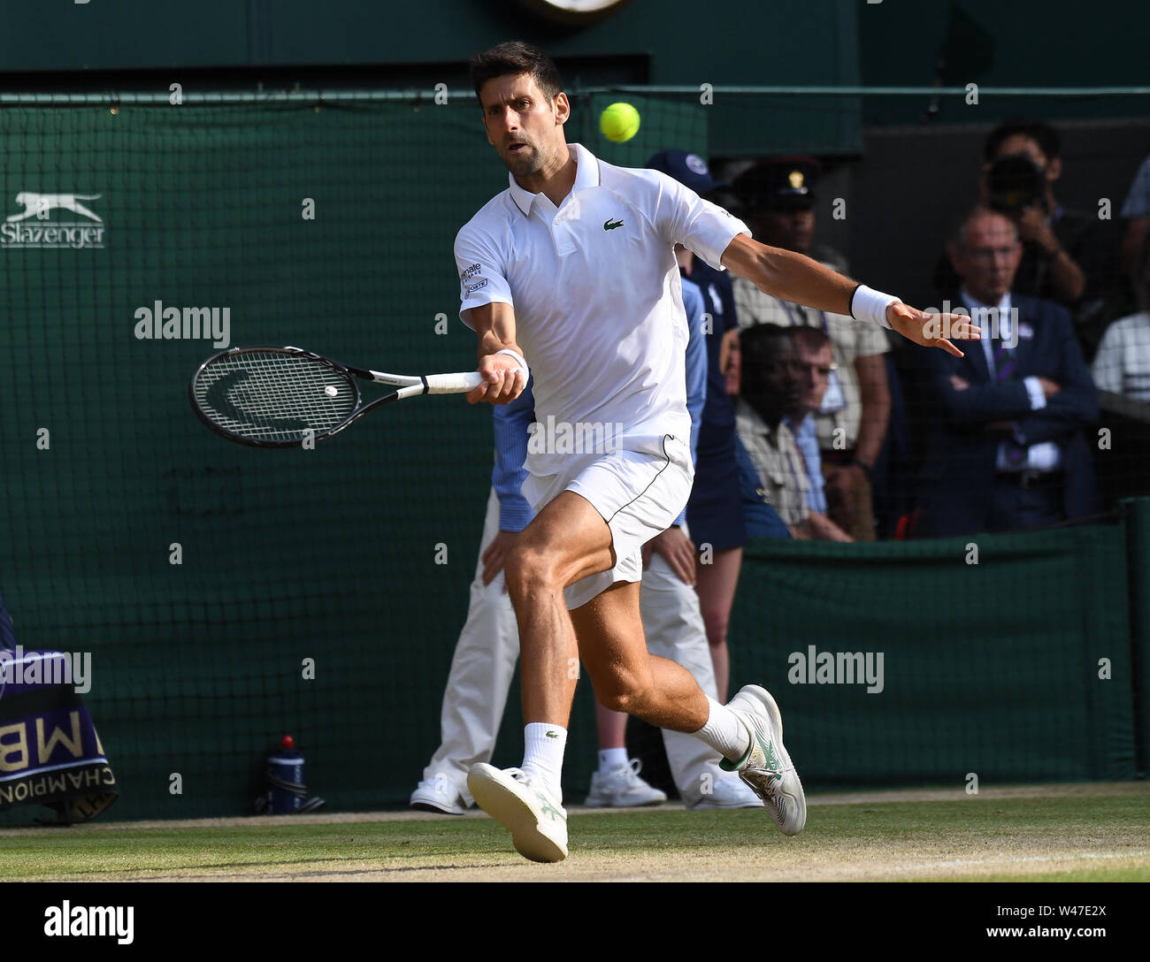 London England vom 14. Juli 2019 Die Meisterschaften in Wimbledon 2019 14072019 Novak Djokovic (SRB) auf seiner war zu gewinnenden Mens endgültige Foto Roger Parker Intern Stockfoto