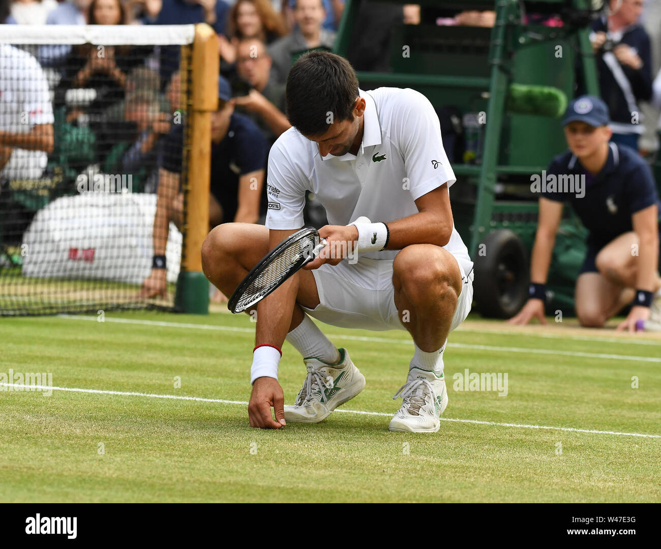 London England vom 14. Juli 2019 Die Meisterschaften in Wimbledon 2019 14072019 Novak Djokovic (SRB) schmeckt das "Green, Green Grass" nach Mens gewinnen Stockfoto