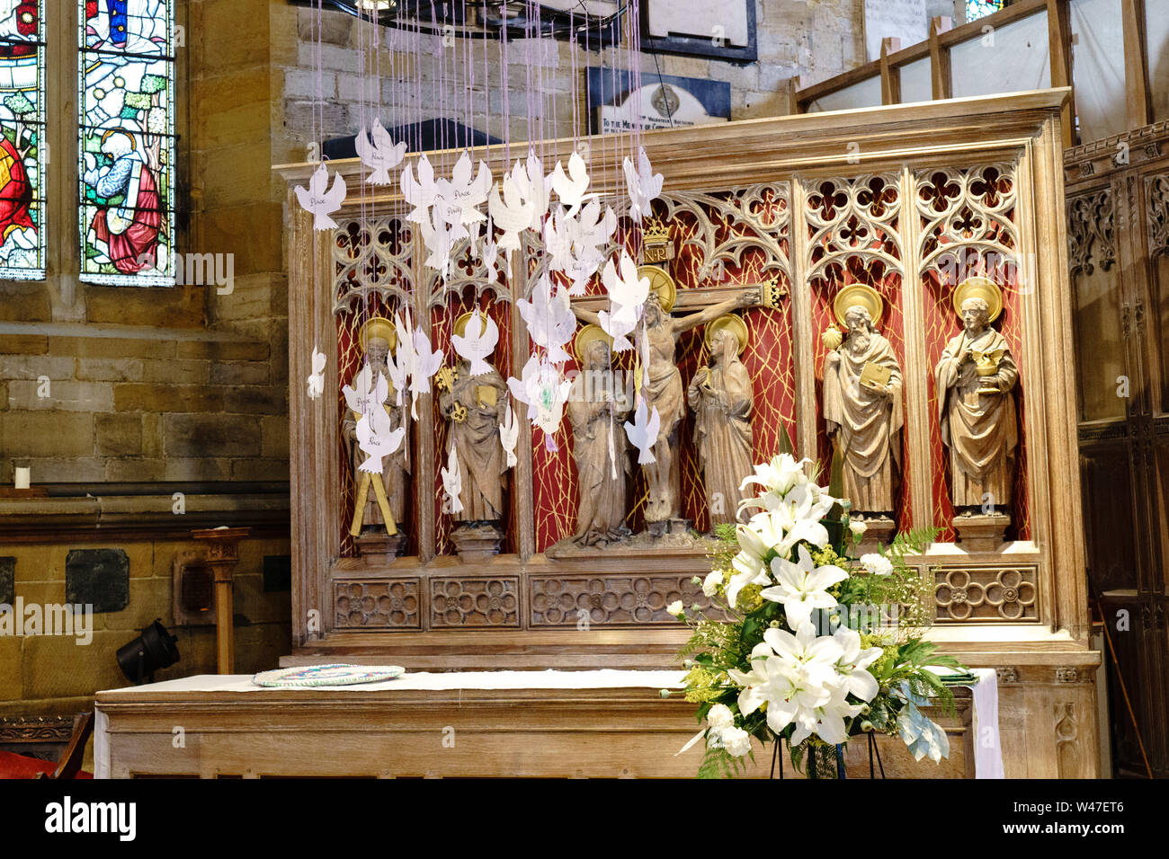 Altar mit hängendem weißem Karton Tauben auf der Nordinsel in der St. Mary's Church, Scarborough, North Yorkshire, England, Großbritannien. Stockfoto