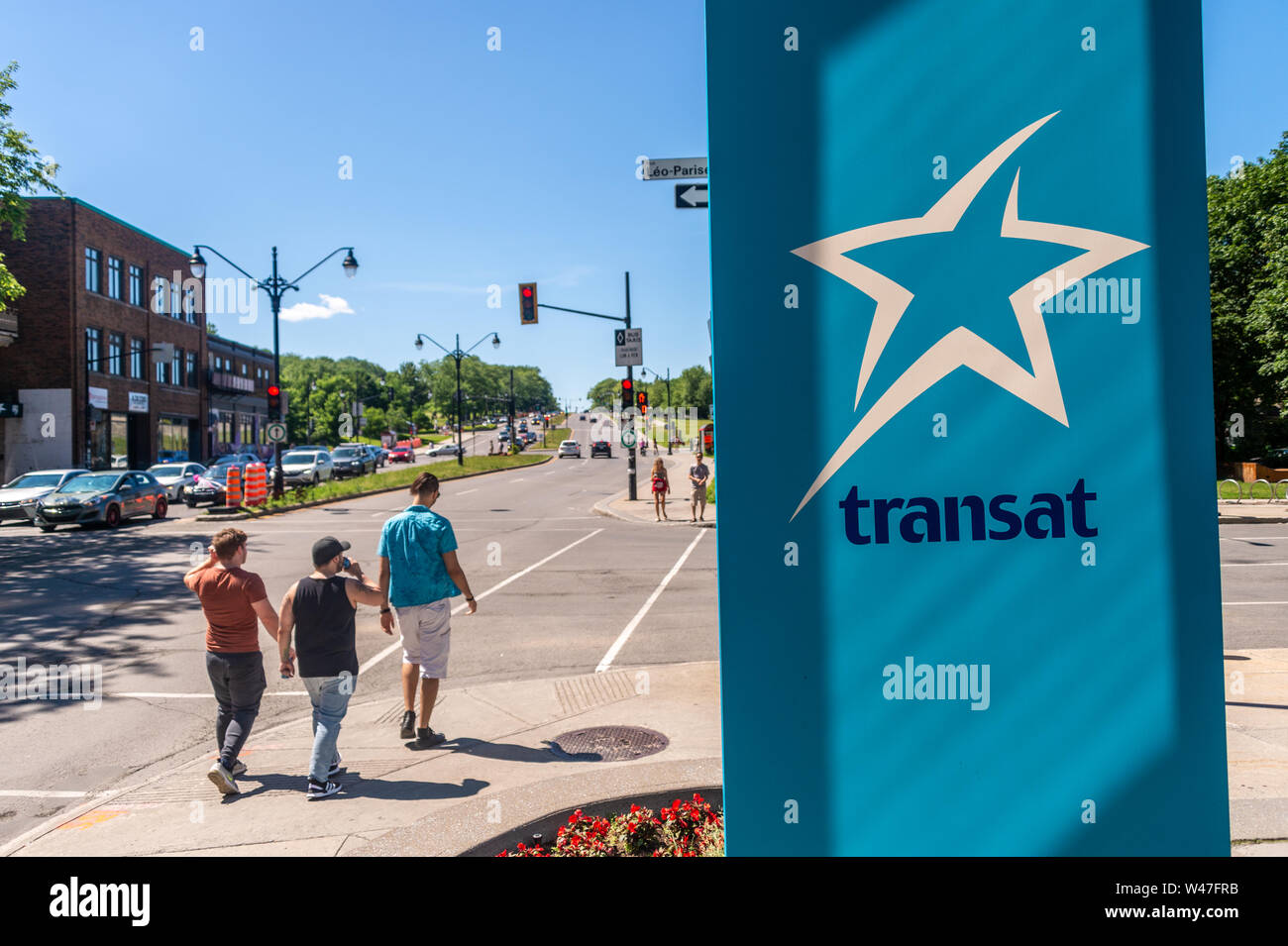 Montreal, CA - 7. Juli 2019: Air Transat Schild am Ende der Air Transat Tower. Stockfoto