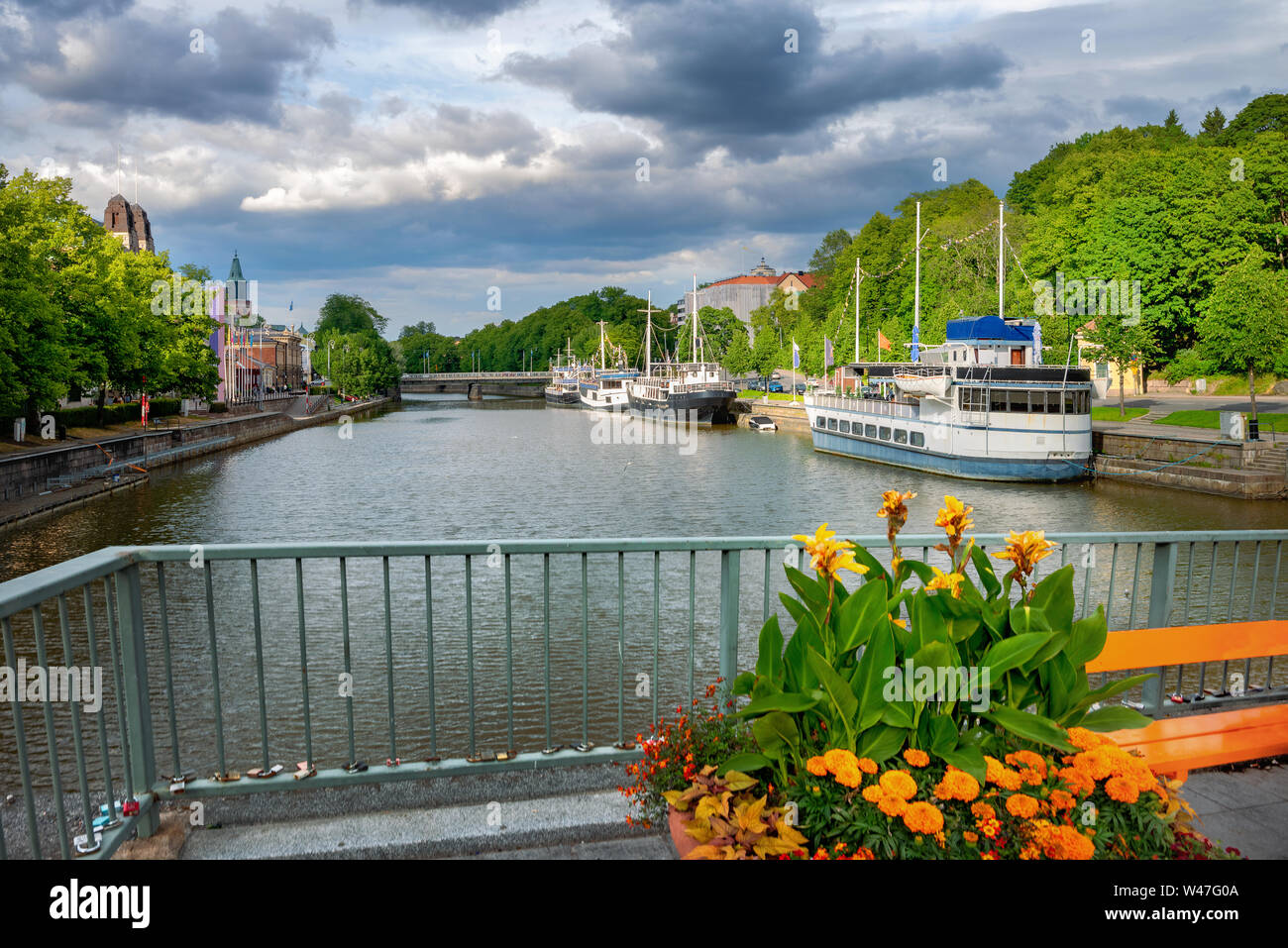 Blick auf den Fluss Aura mit Schiffen von Theater Brücke in Turku. Finnland Stockfoto