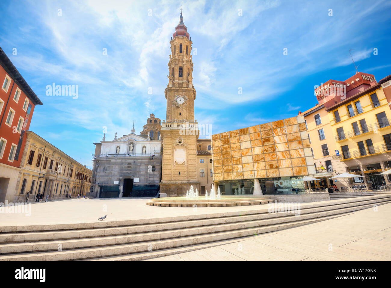Glockenturm und die Kathedrale von Retter (La Seo de Zaragoza) auf der Plaza del Pilar im Stadtzentrum. Zaragoza, Spanien Stockfoto