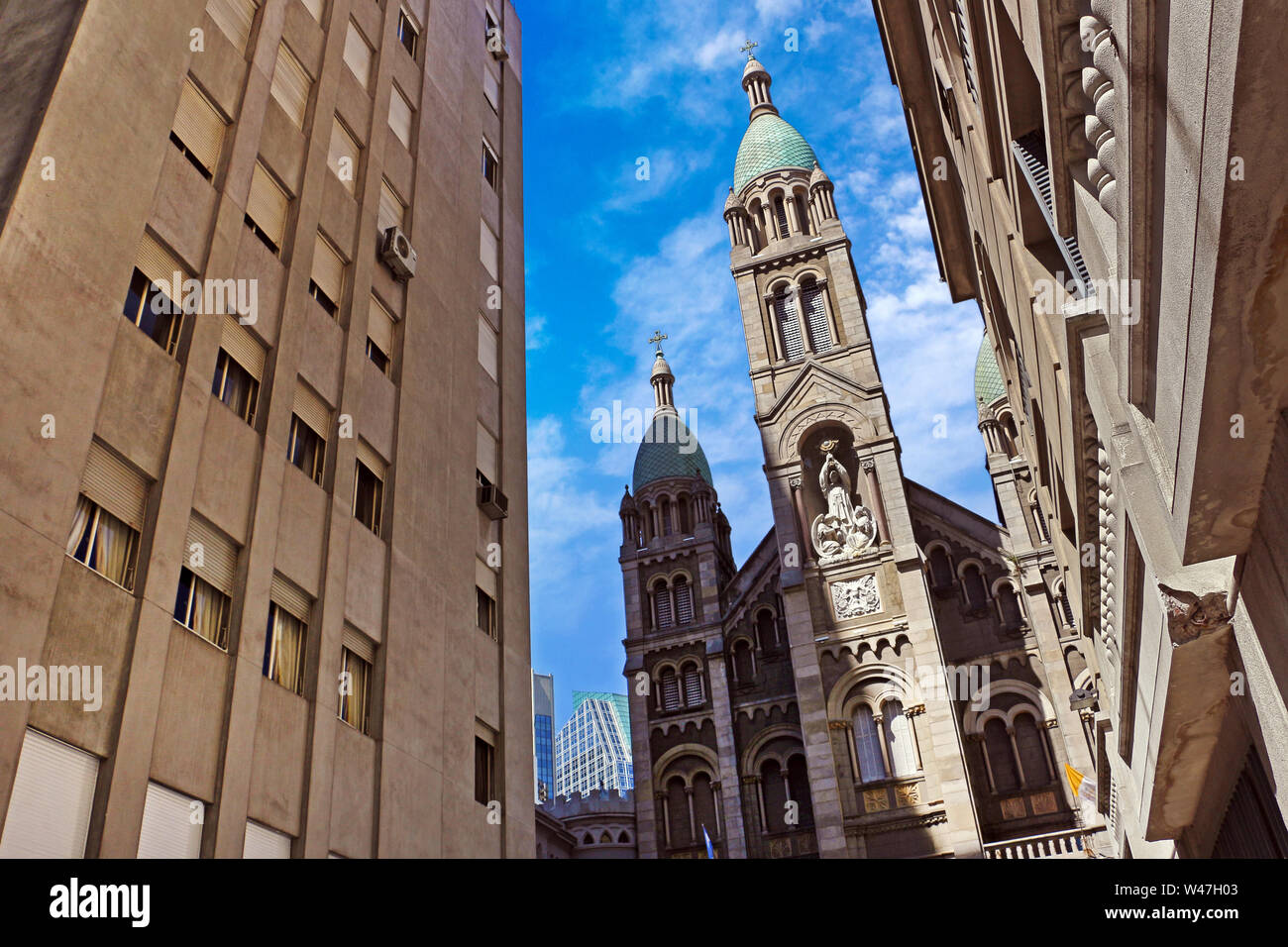 Basilika del Santisimo Sacramento Kirche in Buenos Aires, Argentinien, gegen einen blauen Sommerhimmel. Stockfoto